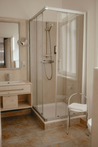 Bathroom, Heerens Hotel, Emden