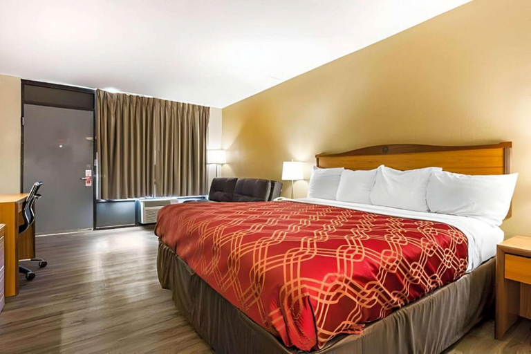Bedroom 4, Ramada by Wyndham Branson Theatre District, Taney