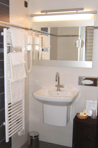 Bathroom 4, Hotel De Clisson Saint Brieuc, Côtes-d'Armor