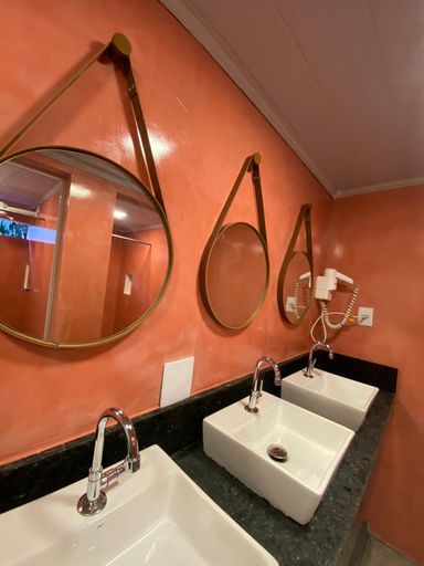 Bathroom 5, Che Lagarto Hostel Bar & Beach Club, Angra dos Reis