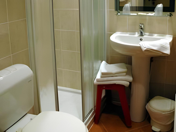 Bathroom 2, Hotel Du Port, Finistère