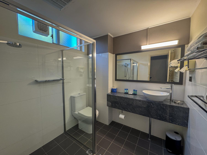 Bathroom 4, Golden West Motor Inn, Dubbo - Pt A