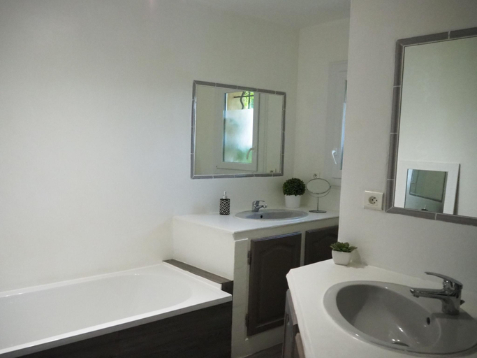 Bathroom 4, Holiday Home in Pertuis with Private Pool, Vaucluse