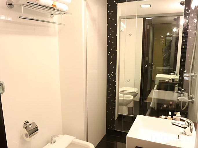 Bathroom 4, Puerto Mercado Hotel, Montevideo