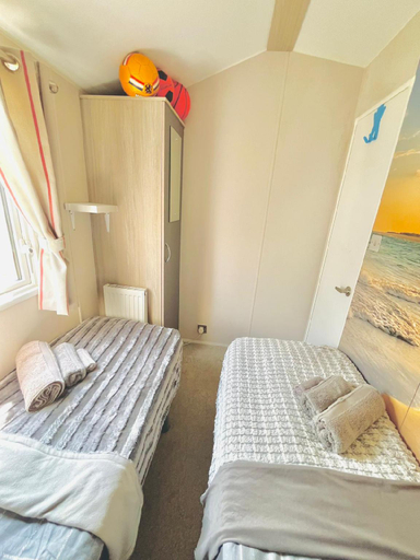 5, Cozy Newquay Lodge with Private Hot Tub, Fir Pit Table and 3 bedrooms, Sleeps 9, Cornwall