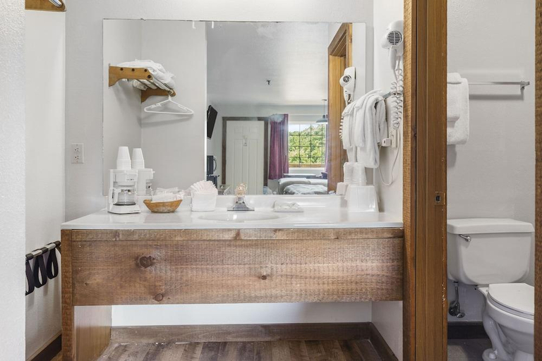 Bathroom 2, Jonesbones Room at White Wing Lodge- Silver Dollar City Getaway, Stone