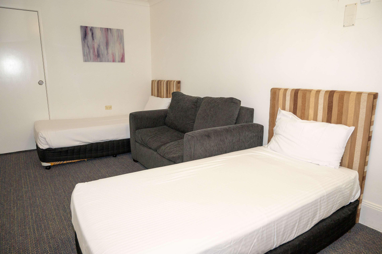 Bedroom 3, Best Western Cattle City Motor Inn, Rockhampton