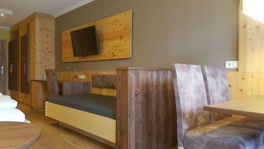 Bedroom 3, Hotel Larchenhof, Reutte