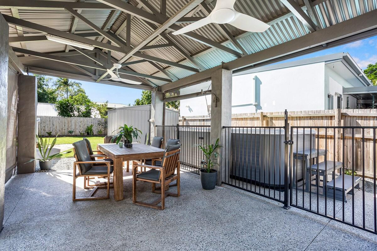 Others 4, Seaside Serenity: Modern 2BR Escape with Spa, Cairns