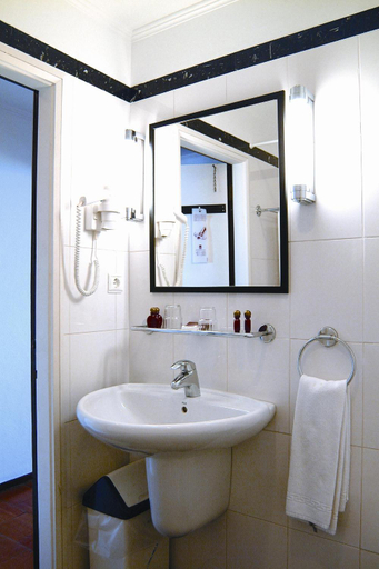 Bathroom 5, Carcavelos Beach Hotel, Cascais