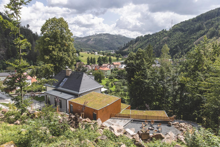 Exterior & Views