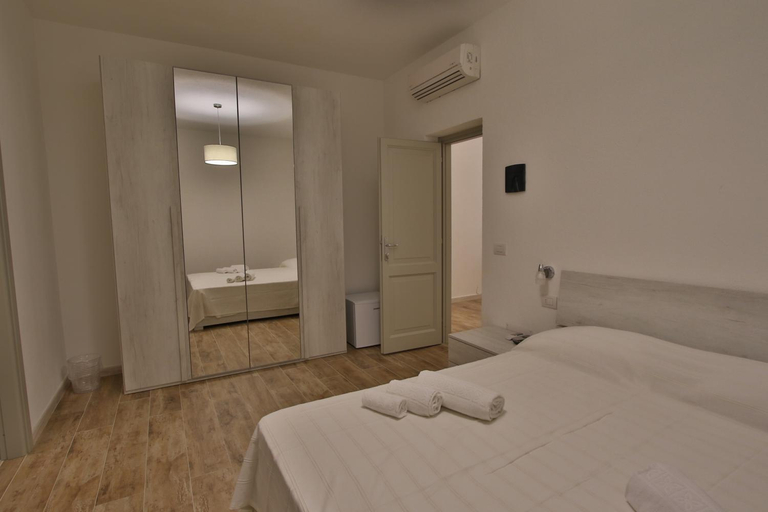 Others 4, Les Chambres Au Centre, Nuoro