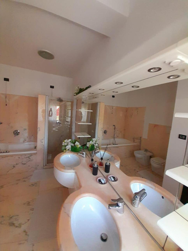 Bathroom 2, Sweet House, Padua