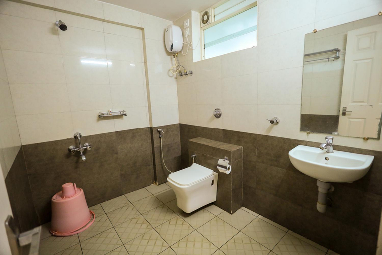 Bathroom, Adyar Plaza Inn by RAK Rooms, Dakshina Kannada