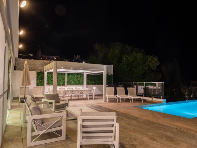 Sport & Beauty 2, Villa Gaia - Sunset Views, Indoor Heated Pool, Sauna and Games Room