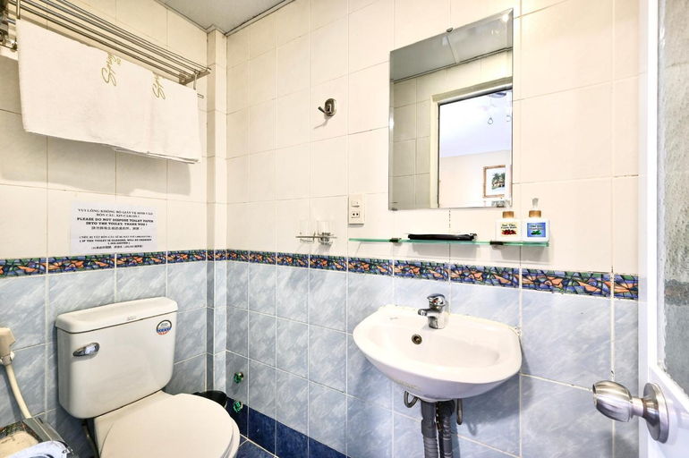 Bathroom 4, Spring House Hotel, District 1
