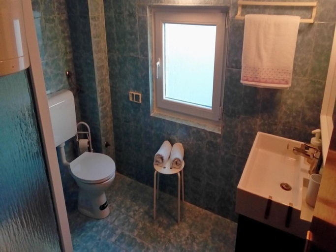 Bathroom, Nice apartment with balcony and sea view, Pag