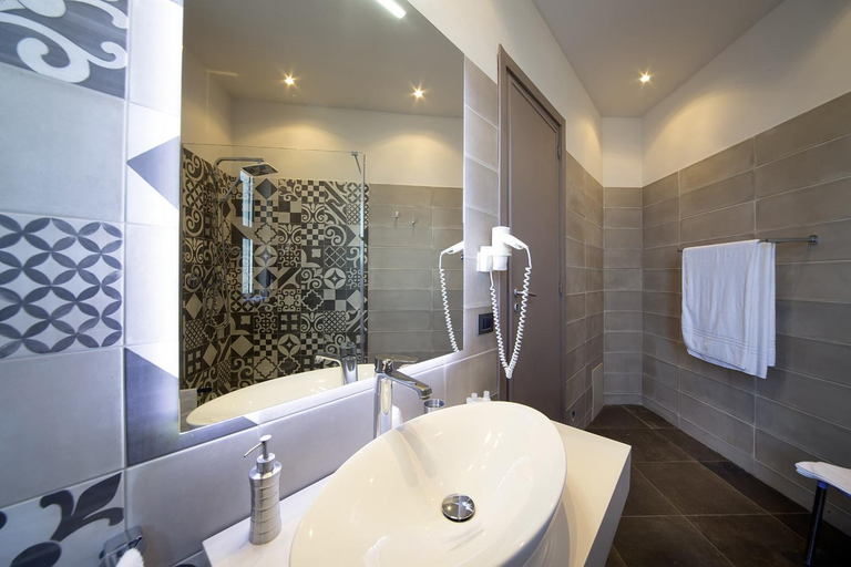 Bathroom 5, Hotel Tirreno, Trapani
