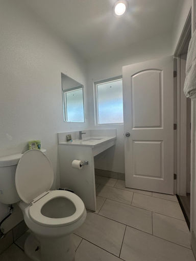 Bathroom 4, Hi-Way Host Motel, Los Angeles