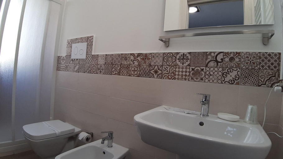 Bathroom 4, Le Due Sicilie Bed & Breakfast, Palermo