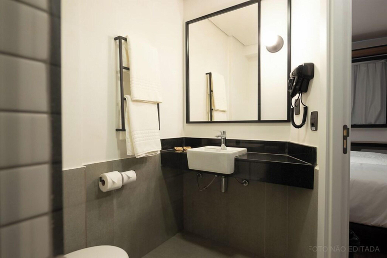 Bathroom 5, Ibis Lavras, Lavras