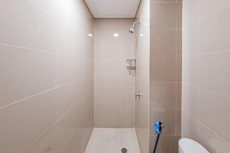 Bathroom 5, Bright Studio Room Apartment at B Residence By Travelio, Tangerang Selatan