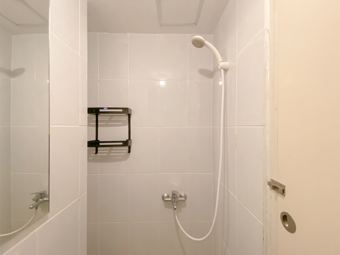 Bathroom 5, Minimalist and Comfort Studio Apartment Tokyo Riverside PIK 2 By Travelio, Tangerang