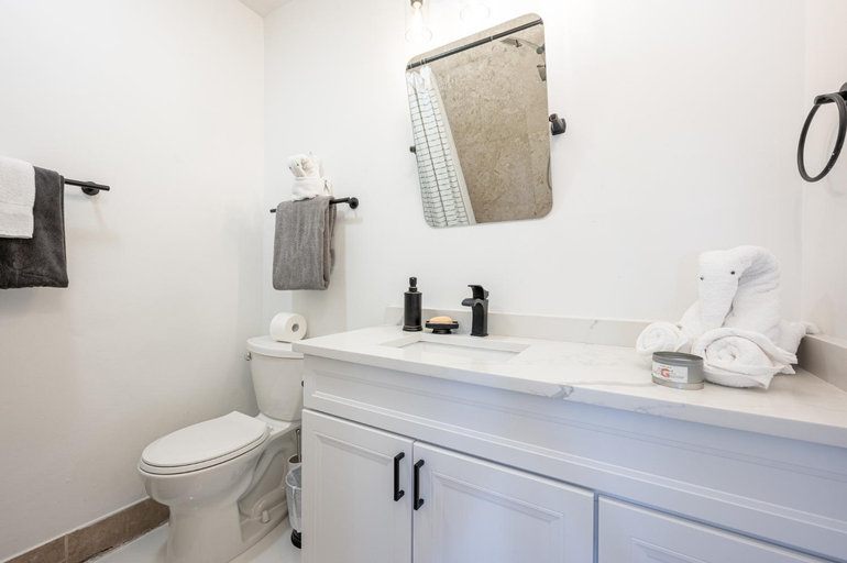 Bathroom 2, Lighthouse Guest Suites, Broward
