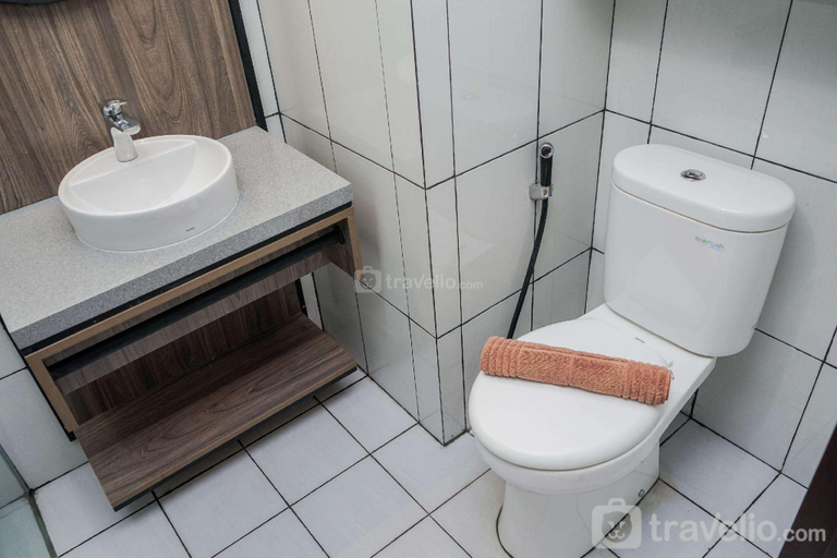 Bathroom 4, Premium Studio Casa de Parco Apartment By Travelio, Tangerang