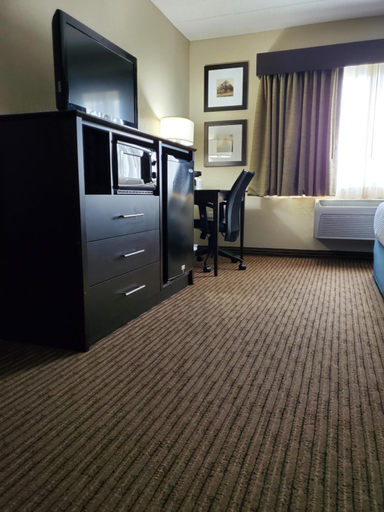 Bedroom 3, AmericInn Hotel & Event Center, Blue Earth