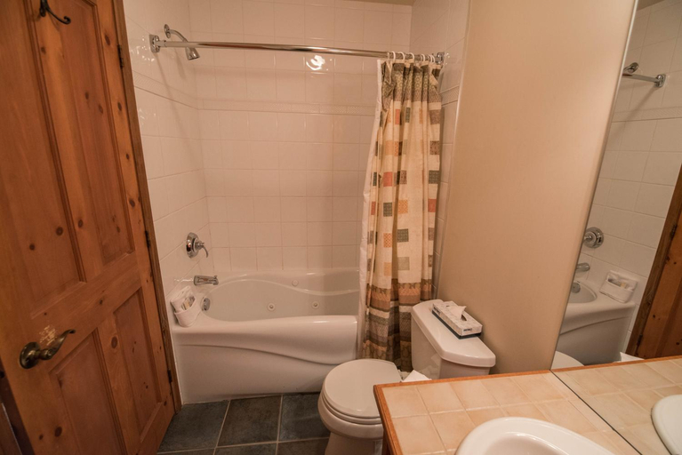 Bathroom 2, Cap Tremblant Mountain Resort, Les Laurentides