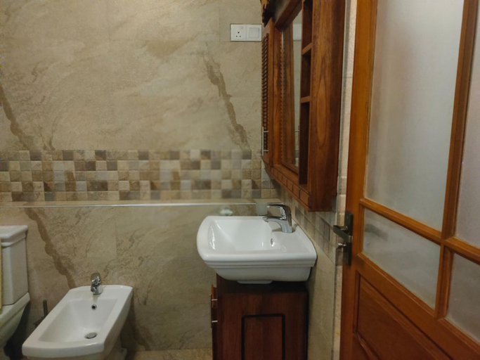 Bathroom 3, Heaven Palace, Harispattuwa