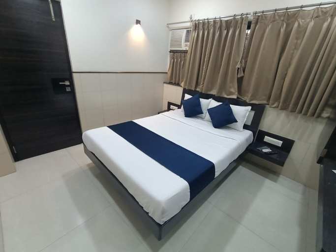 Bedroom 2, Hotel Triton Sion - Near US Embassy, Mumbai City