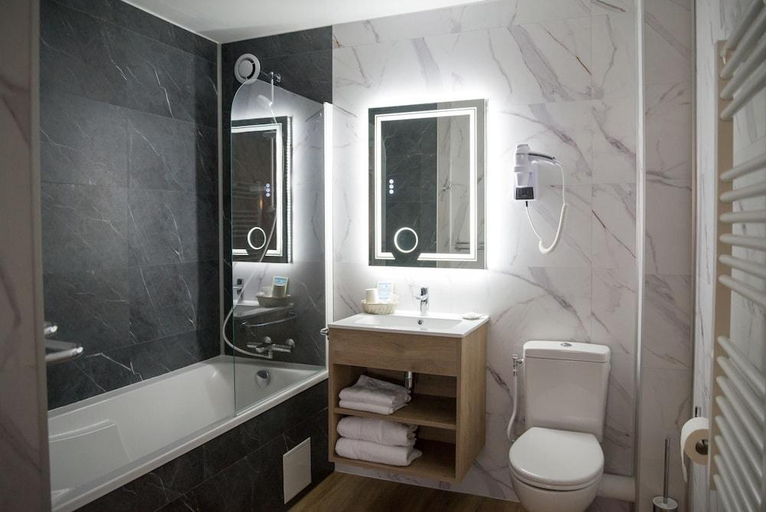 Bathroom 4, Hotel De Clisson Saint Brieuc, Côtes-d'Armor