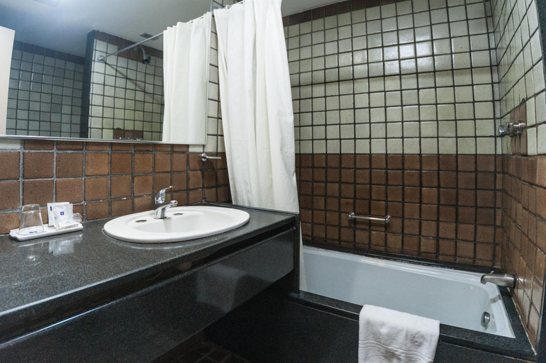 Bathroom 5, Hotel Dan INN Mar Piedade By Nacional Inn, Jaboatão dos Guararapes