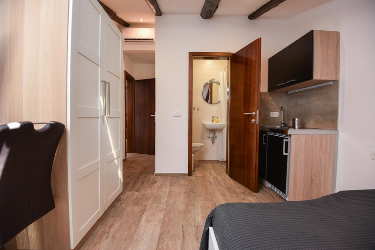 Others 4, Old Town Inn, Pula