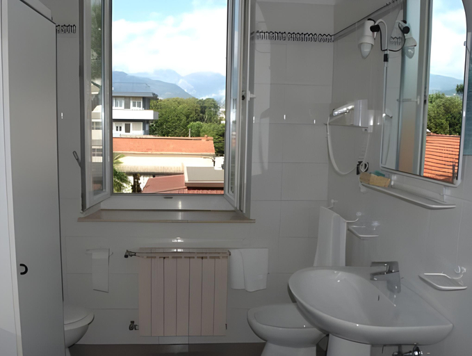 Bathroom 4, Hotel Roma, Massa Carrara