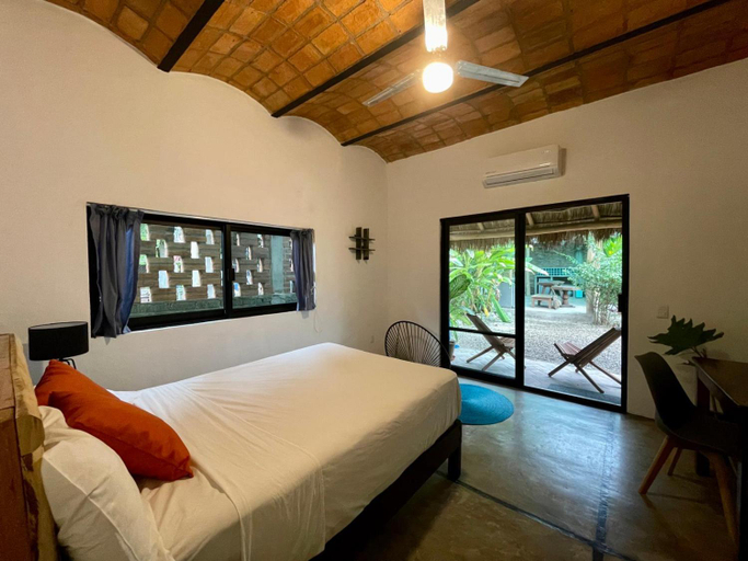 Bedroom 2, lovely private ZEN room in CASA MENTA LO DE MARCOS, Compostela