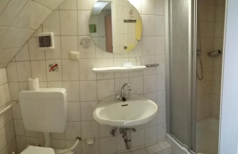 Bathroom 3, Traditionsgasthof Zum Luedertal, Fulda