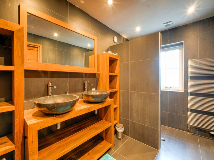 Bathroom 3, Spacious Farmhouse with Sauna, hottub, Tytsjerksteradiel
