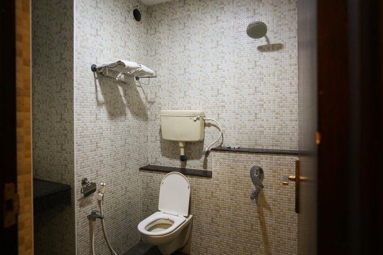 Bathroom 3, Philomena Hotel & Apartment, Thanjavur
