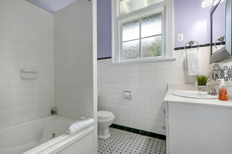 Bathroom 3, Canal Express Studios, Orleans