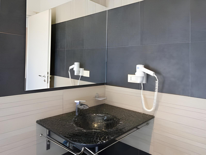 Bathroom 5, HOTEL BRIGANTI, Napoli