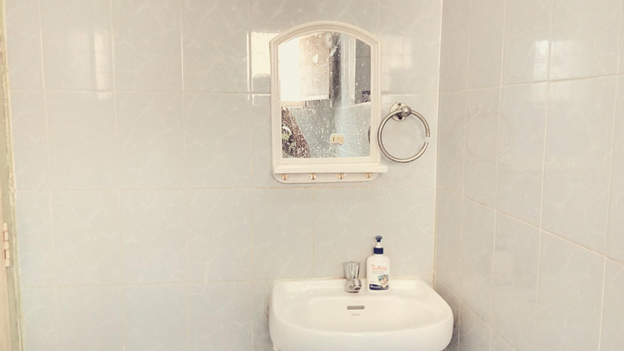 Bathroom 2, Laughing Buddha Homestay, Cuttack