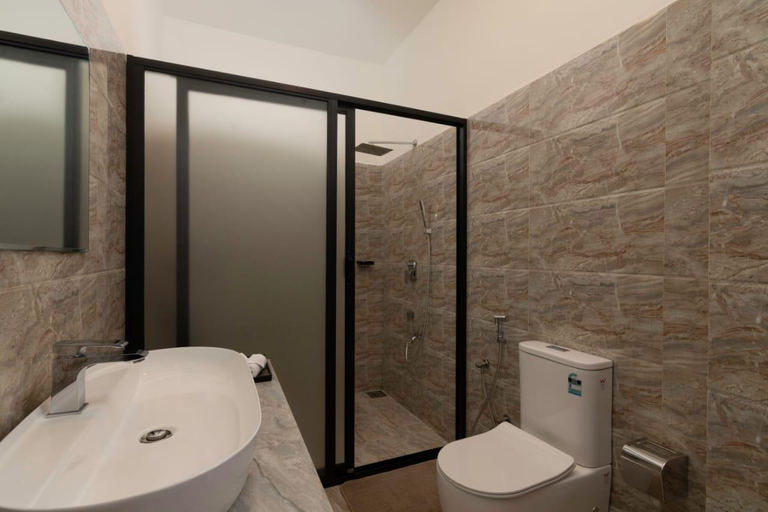 Bathroom 5, Hill Paradise Hanthana, K.F.G. & G. Korale