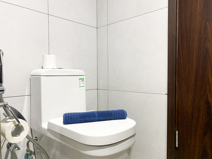 Bathroom 5, Monochromatic Studio at LRT City Bekasi Apartment By Travelio, Bekasi