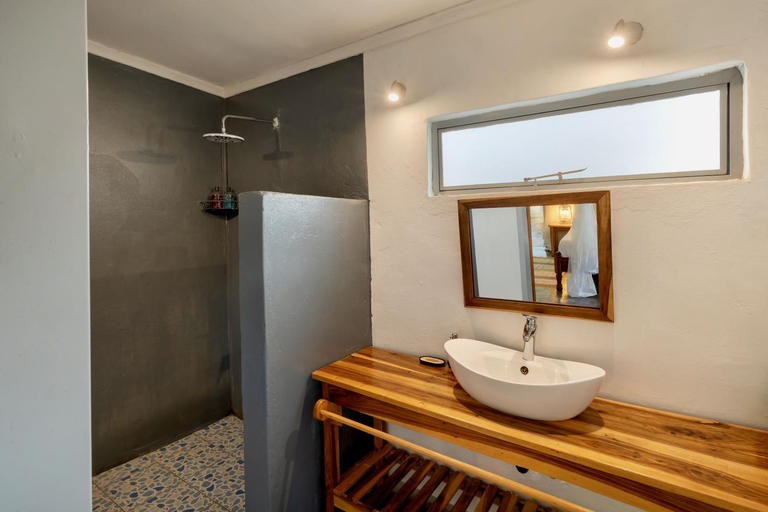 Bathroom 4, Kamunjila Lodge, Livingstone