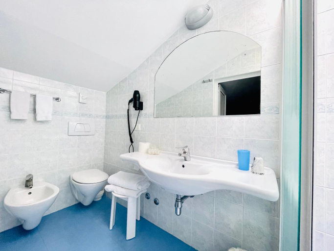 Bathroom 2, Hotel Tirsus, Rimini