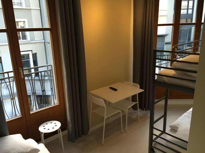 Others 5, Hotel Central, Genève