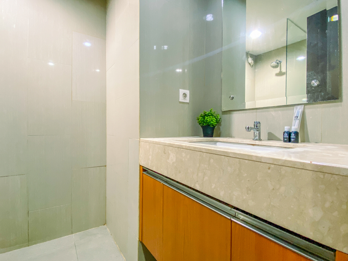 Bathroom 5, City View 1BR at H Residence Apartment By Travelio, Jakarta Timur